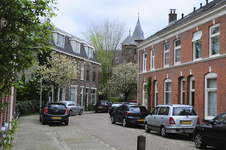 904179 Gezicht in de Bollenhofsestraat te Utrecht, met de huizen Bollenhofsestraat 75 (rechts) -hoger.
